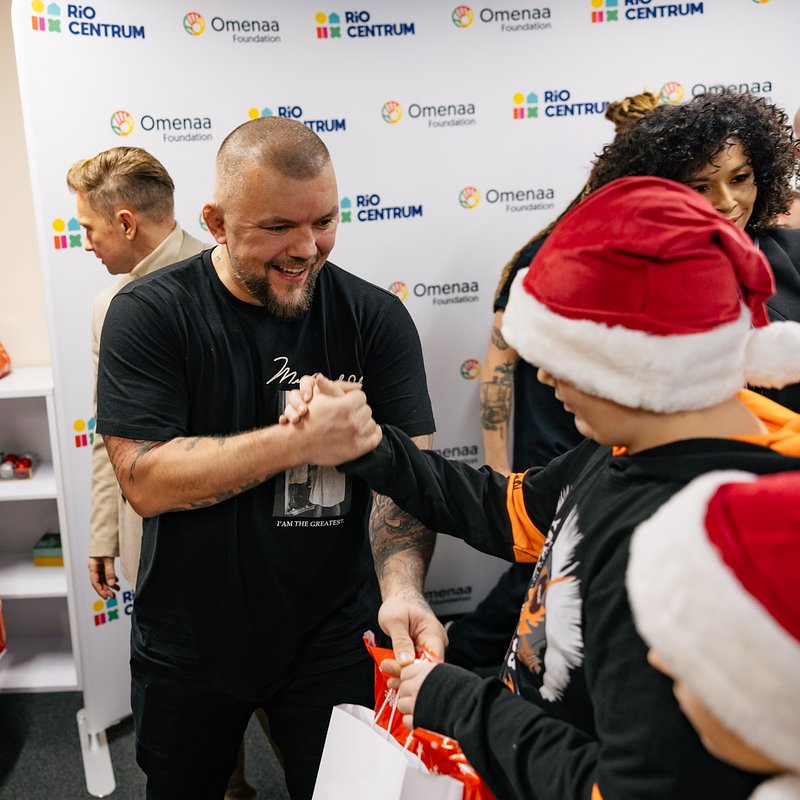 Rafał Maserak i Łukasz Jurkowski rozdają prezenty.jpg