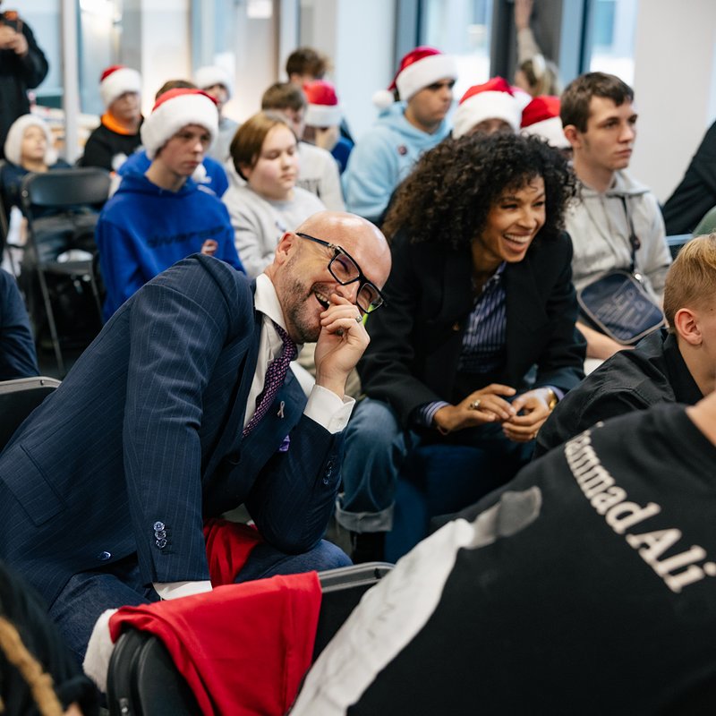 Rafał Brzoska i Omenaa Mensah z chłopcami z Kiernozi.jpg