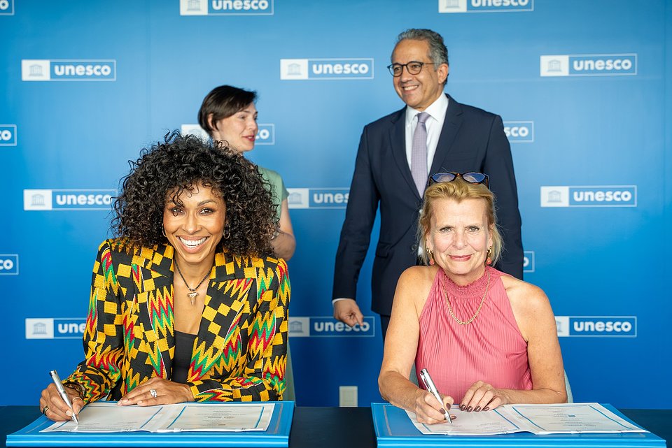 Omenaa Mensah i Åsa Regnér podczas ceremonii podpisania strategicznego partnerstwa w Paryżu.
Copyright: UNESCO / Saskia Maitrepierre