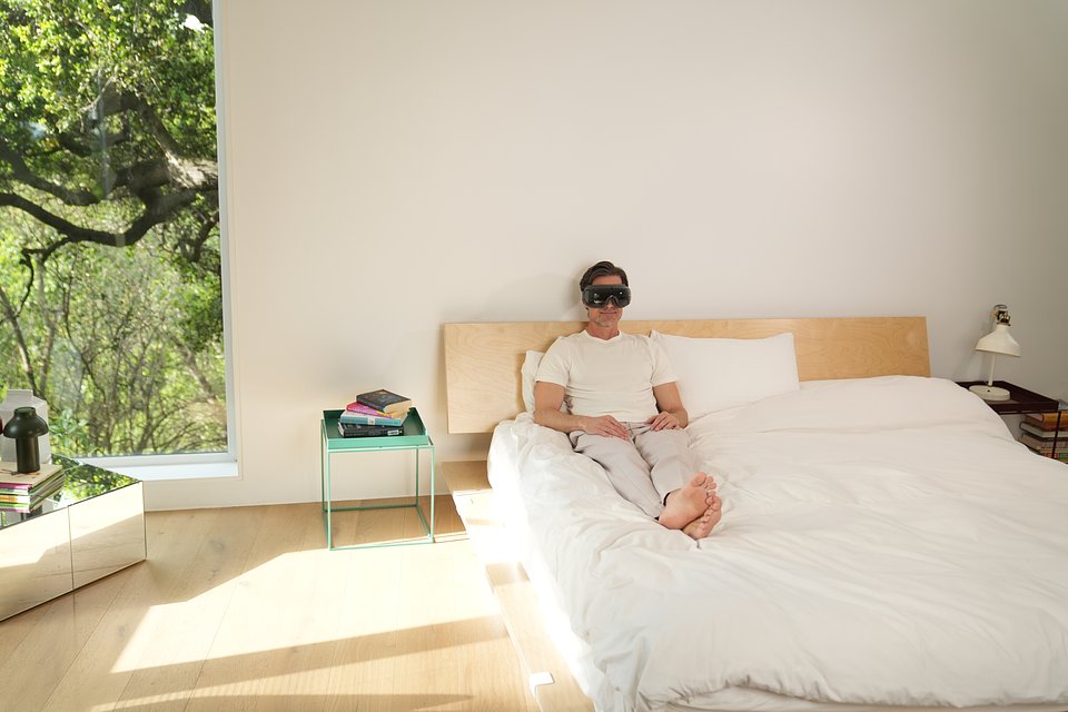 G010V-BK_Eye Massager_9_Lifestyle.JPG