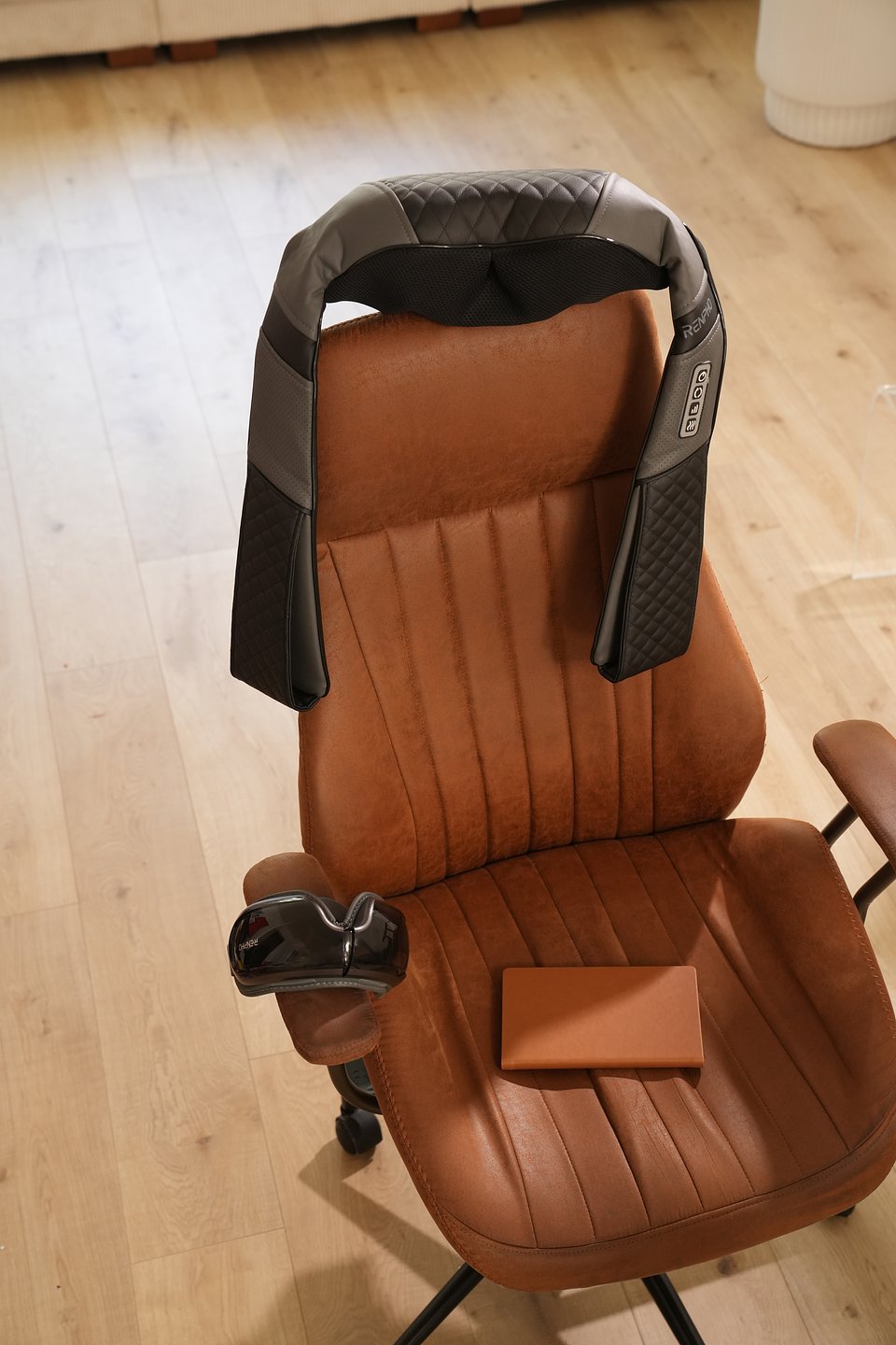 G010V+SNM061_Eye Massager+Neck Massager_1_Lifestyle.jpg