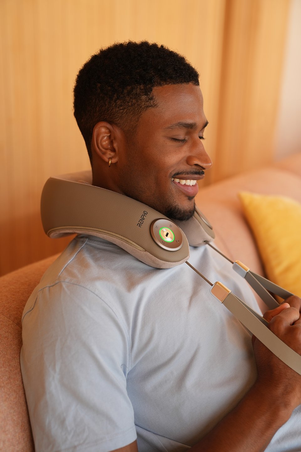 R-L001_Neck_Shoulder Massager_Photos_2_Lifestyle.jpg