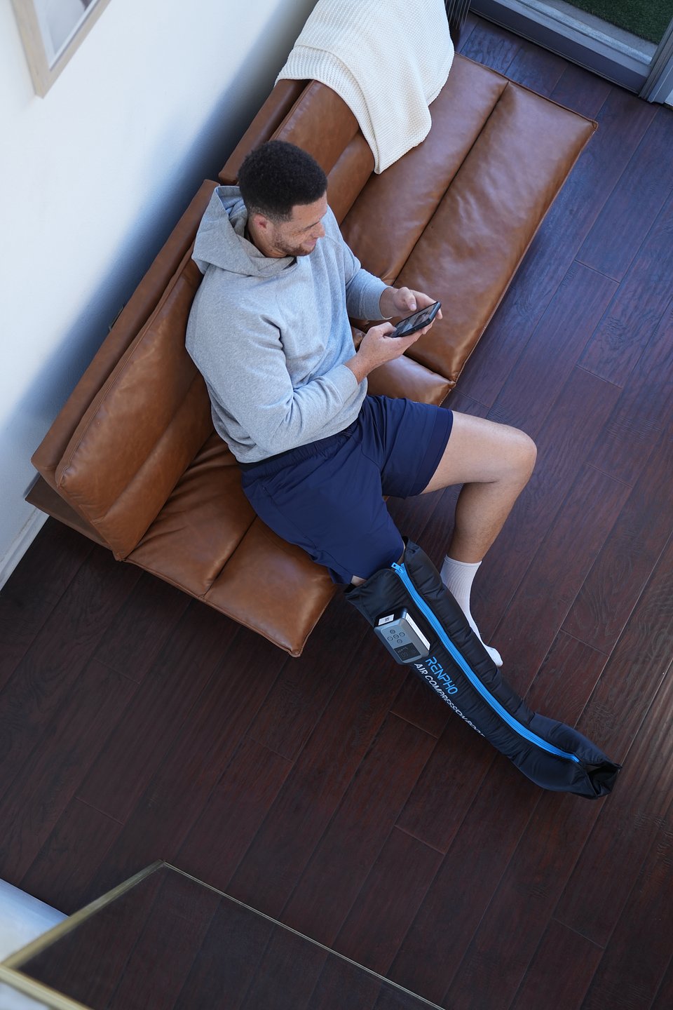 YY-A01L_Leg Massager_Photos_2_Lifestyle.jpg