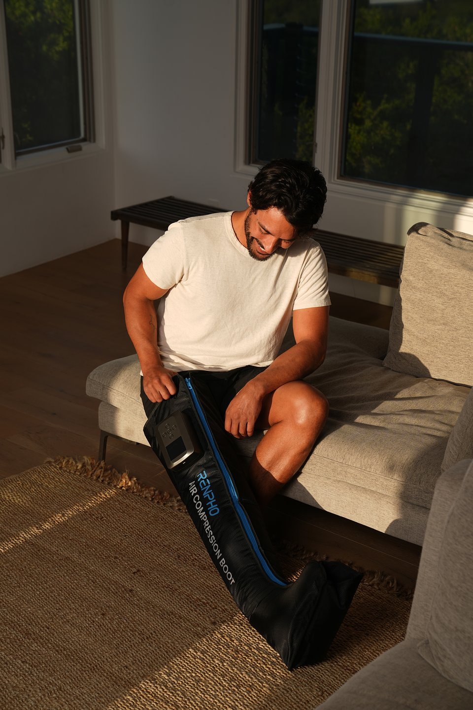 YY-A01L_Leg Massager_Photos_3_Lifestyle.jpg