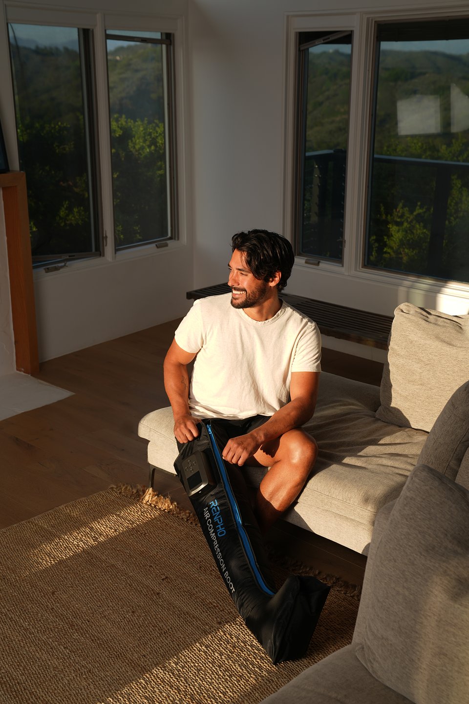 YY-A01L_Leg Massager_Photos_4_Lifestyle.jpg