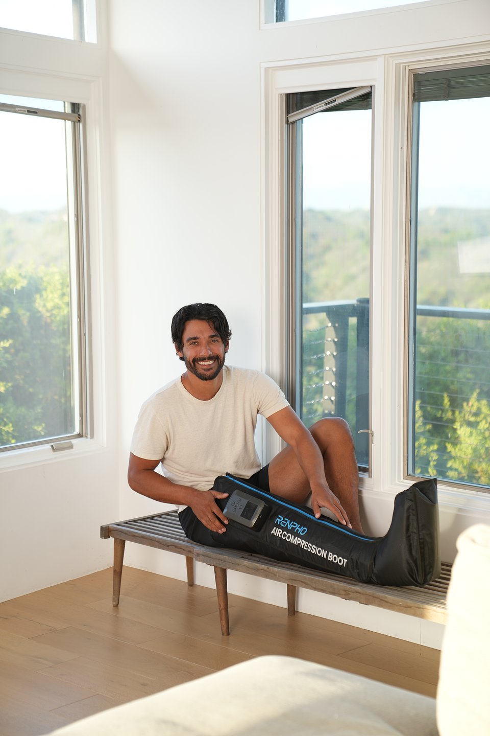 YY-A01L_Leg Massager_Photos_5_Lifestyle.JPG