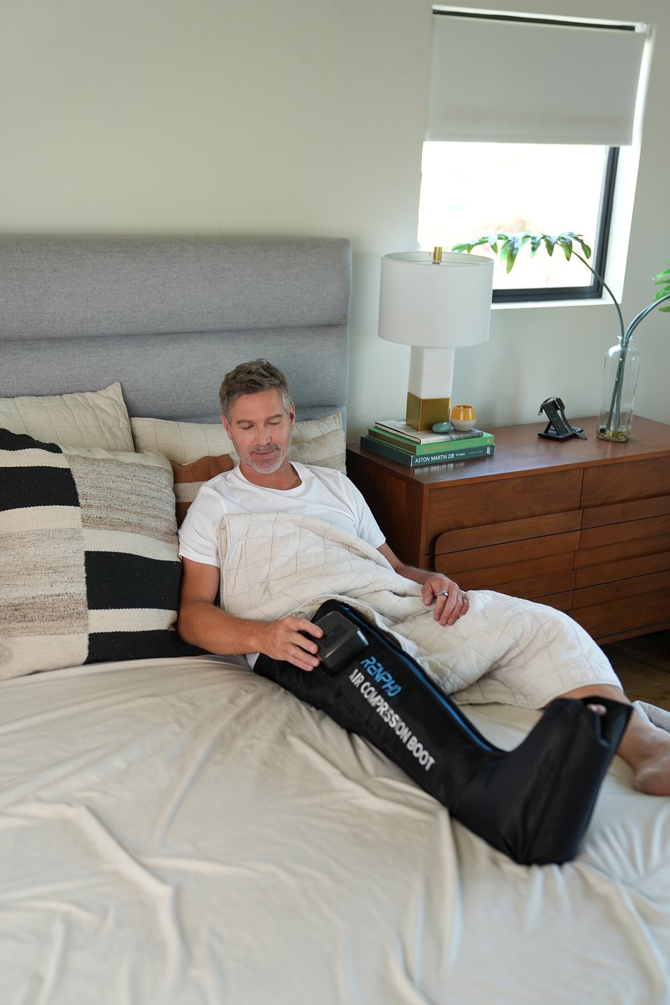 YY-A01L_Leg Massager_Photos_8_Lifestyle.jpg