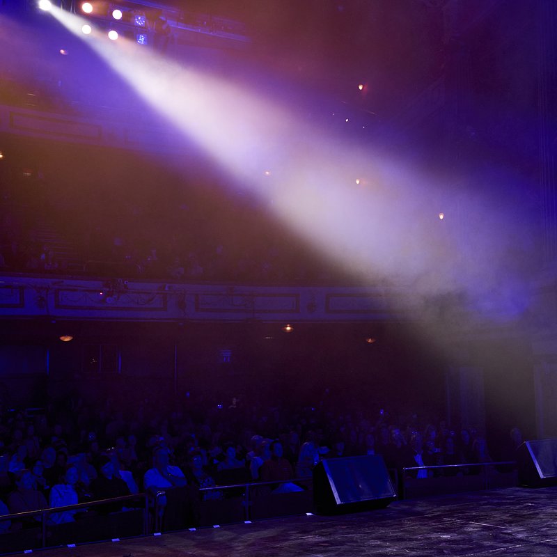 Man In The Mirror - Entertainers - Audience Shot.jpg