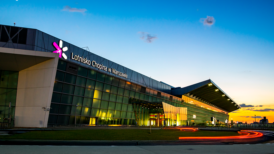 Terminal - front - wieczor - napis Lotnisk o Chopina - fot. D.Kłosiński.png