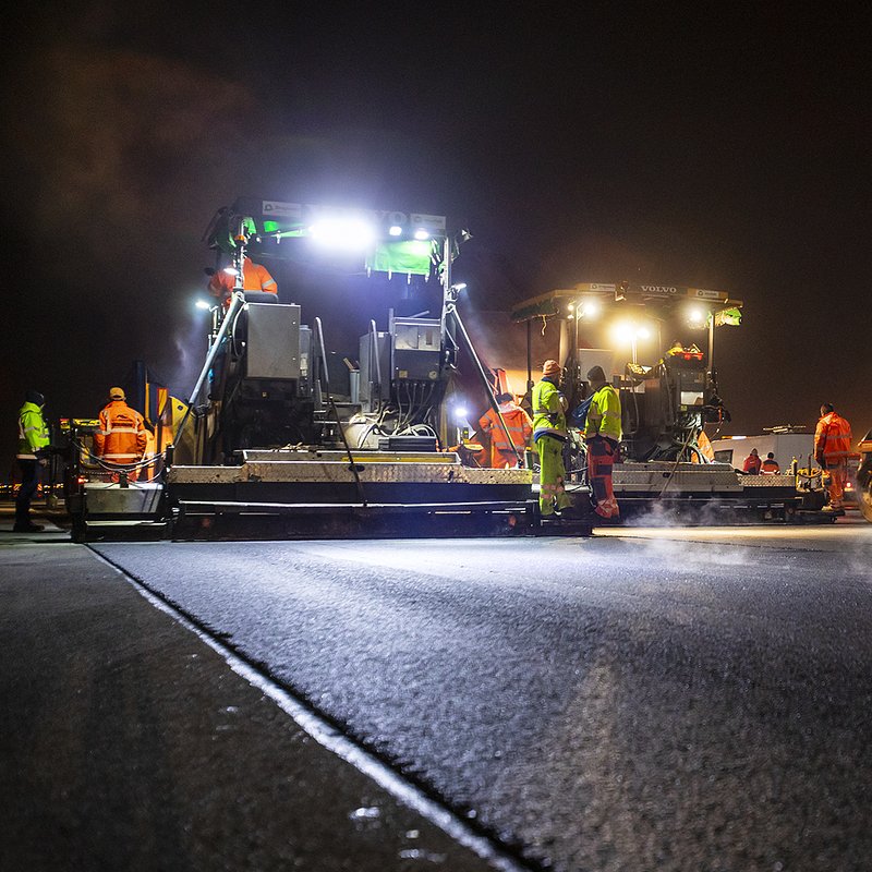 Remont pasów - maj 2021 - układanie asfaltu - AN6A4480.jpg