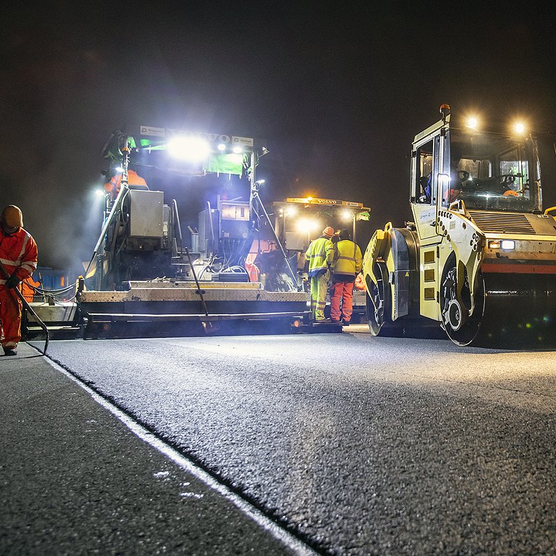 Remont pasów - maj 2021 - układanie asfaltu - AN6A4456.jpg