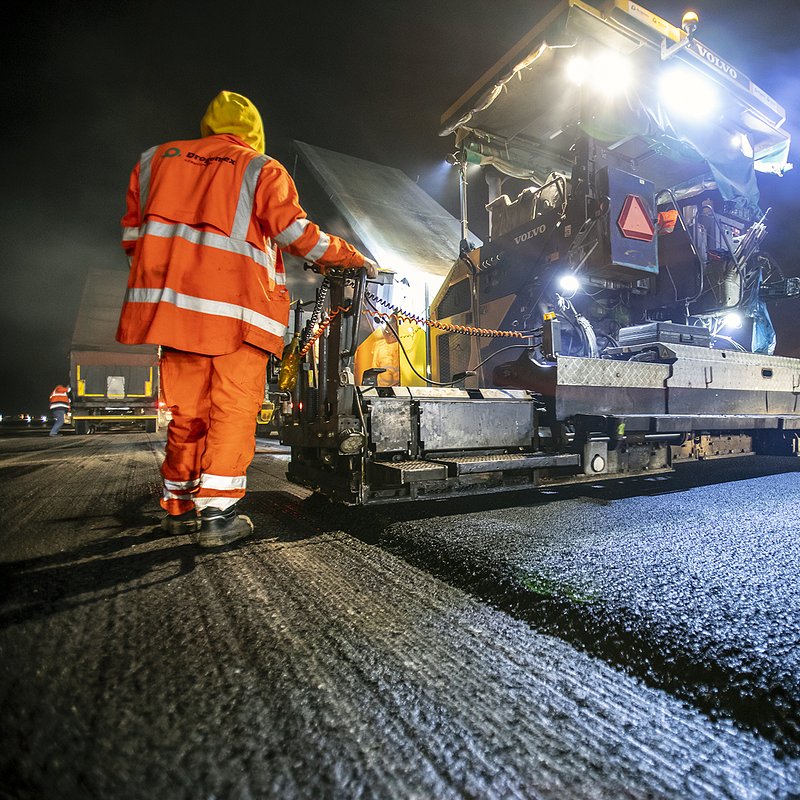 Remont pasów - maj 2021 - układanie asfaltu - AN6A4428.jpg