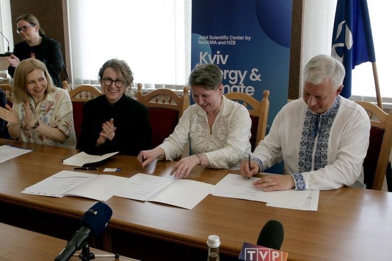 Na zdjęciu od lewej: Olha Poliukhovych, Prorektor ds. Nauki i Kształcenia, Narodowy Uniwersytet „Akademia Kijowsko-Mohylańska”, Joanna Pandera, PhD, Prezeska Forum Energii, Larysa Chovnyuk, Prorektor ds. Współpracy Międzynarodowej, Narodowy Uniwersytet „Akademia Kijowsko-Mohylańska”, Profesor Serhiy Kvit, Rektor Narodowego Uniwersytetu „Akademia Kijowsko-Mohylańska”