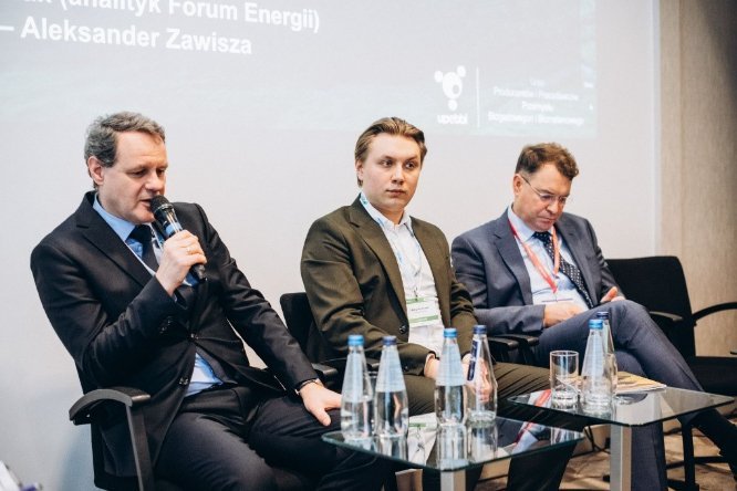 In the middle is Dawid Trzeciak, an analyst at Forum Energii.