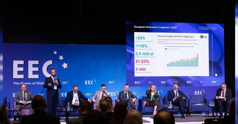 Marcin Dusiło, Industry Programme Lead, delivering an introductory presentation before the panel.