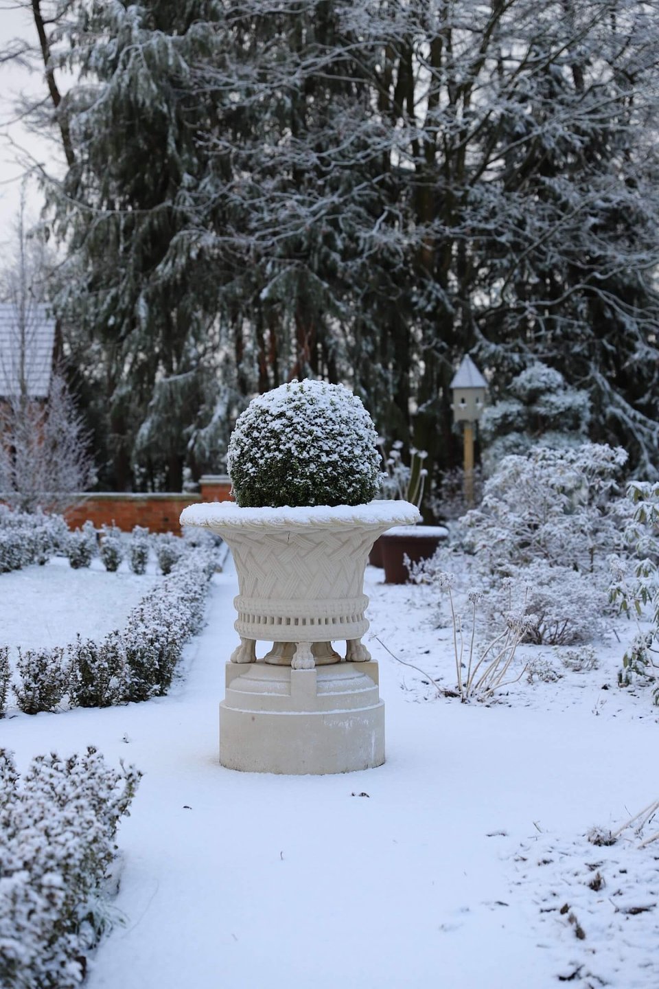 Haddonstone Victorian Jardinere with Upper and Lower plinth