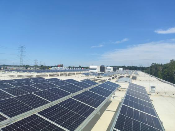 dach z panelami.jpeg