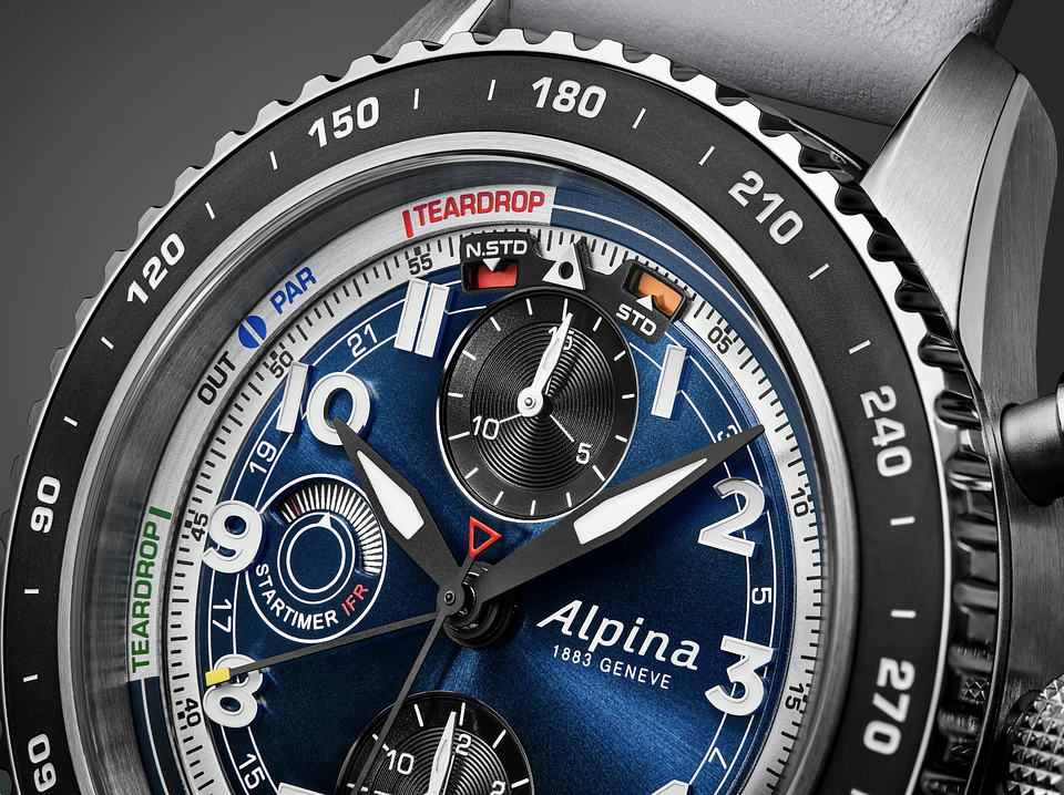 Two apertures at 12 o'clock show the type of entry into the hold the pilot has to fly