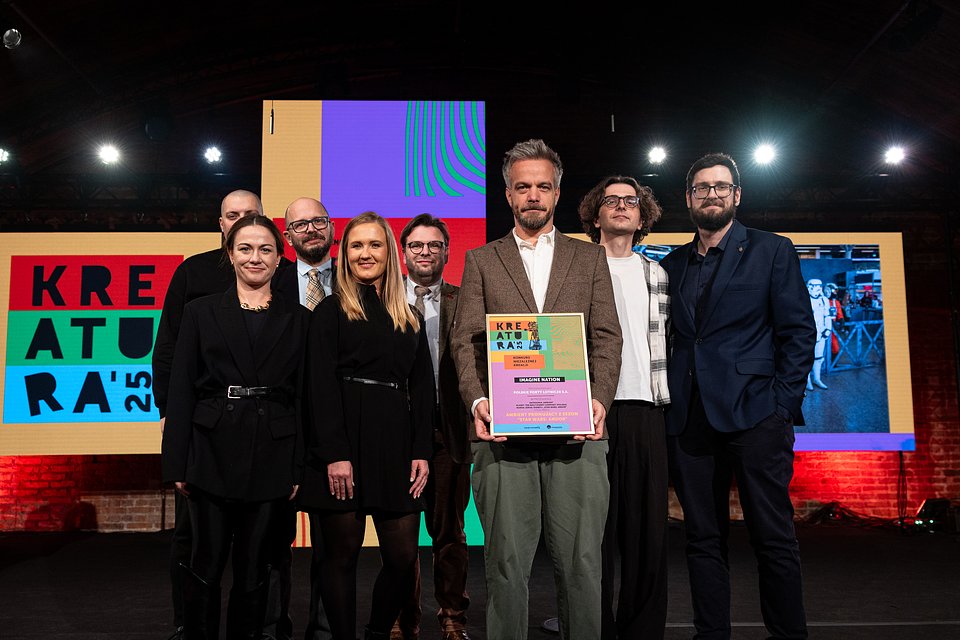 Na scenie nagrodę odbierają: Patrycja Strzelczyk i Karol Jurgielewicz z Imagine Nation razem z przedstawicielami The Walt Disney Company i Polskich Portów Lotniczych.