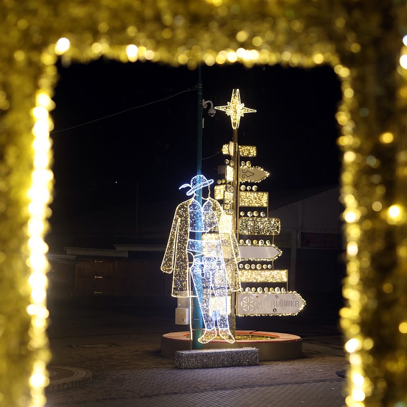 góral na wejściu i drogowskazy.JPG