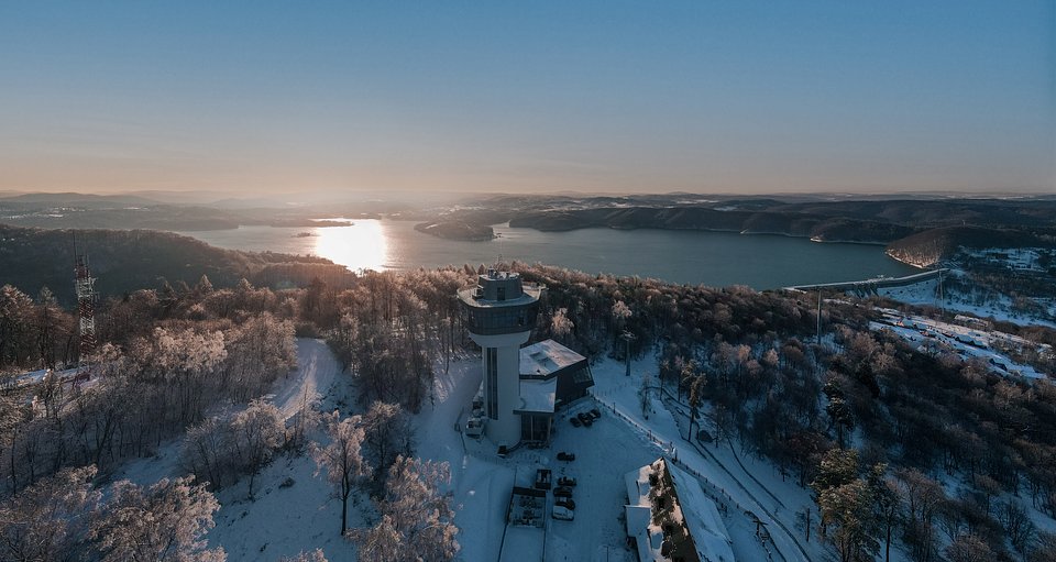 Zimowy zachód słońca w ośrodku PKL Solina