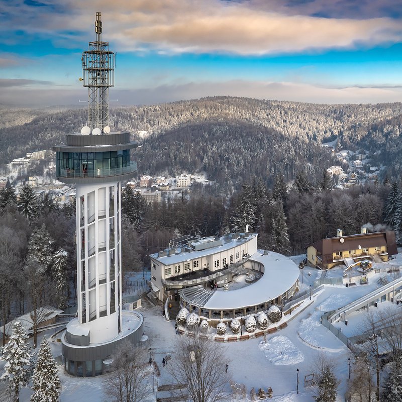 36870 Wieża widokowa na Górze Parkowej w Krynicy-Zdroju z drona zimą © Konrad Rogoziński.jpg