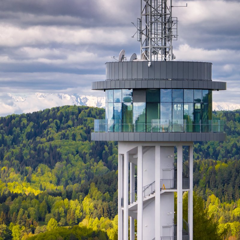 37358 Panorama Góry Parkowej w Krynicy-Zdroju z drona wiosną © Konrad Rogoziński.jpg