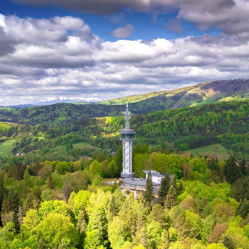 37353 Panorama Góry Parkowej w Krynicy-Zdroju z drona wiosną © Konrad Rogoziński.jpg