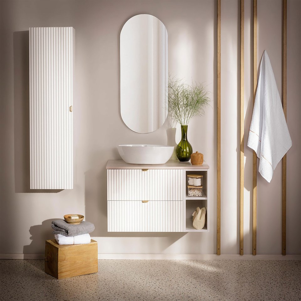 Połączenie ryflowanych frontów i owalnego lustra daje ciekawy, geometryczny efekt.
