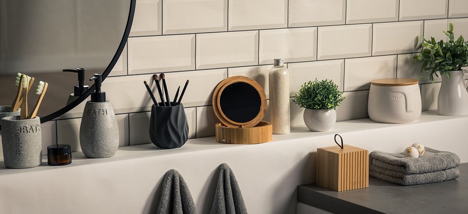 Kluczem do udanej aranżacji jest także dobór odpowiednich akcesoriów i tekstyliów łazienkowych.
