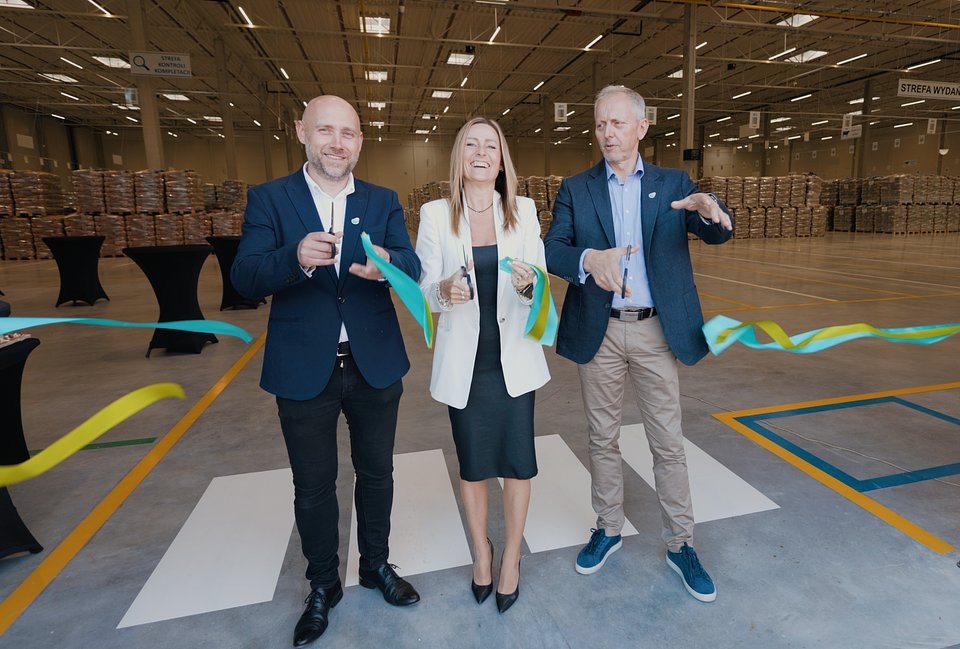 Wstęgę przecięli (od lewej): Rafał Warchlewski - kierownik magazynu centralnego, Magdalena Grądzka - kierownik działu logistyki,  Adam Zaleski - dyrektor generalny De Heus.