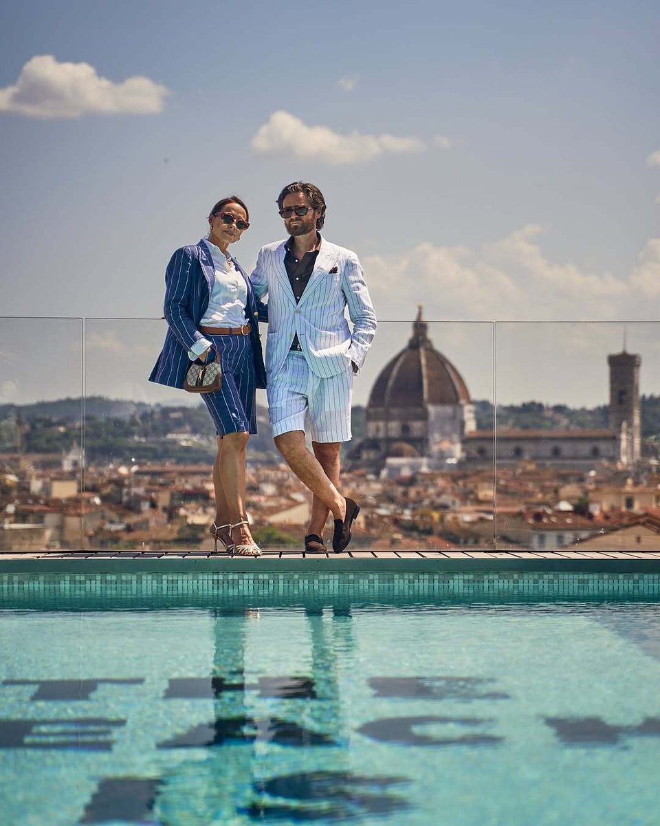 Traje de verano con bermudas azul a rayas con colapa en pico y camisa blanca Sumissura / Traje de bermudas blanco a rayas con camisa marrón Hockerty 