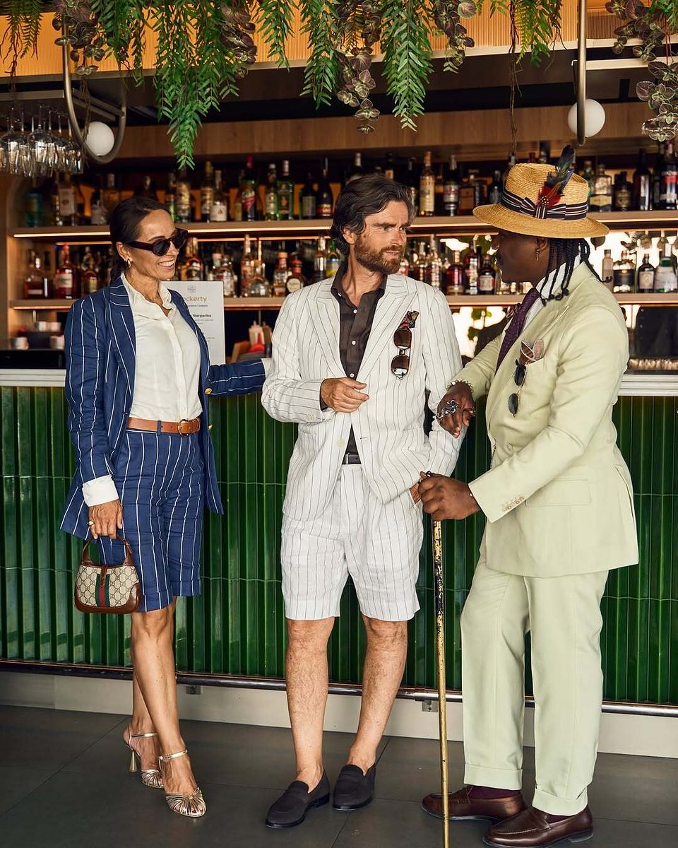 Traje de verano con bermudas azul a rayas con colapa en pico y camisa blanca Sumissura / Traje de bermudas blanco a rayas con camisa marrón Hockerty 