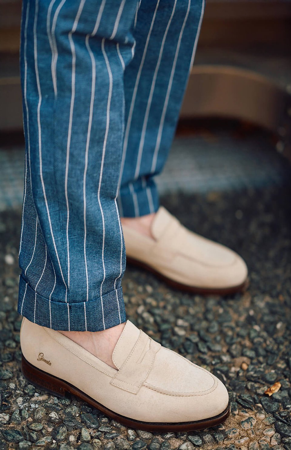 Traje cruzado azul marino a rayas / Penny Loafer en serraje beige Hockerty