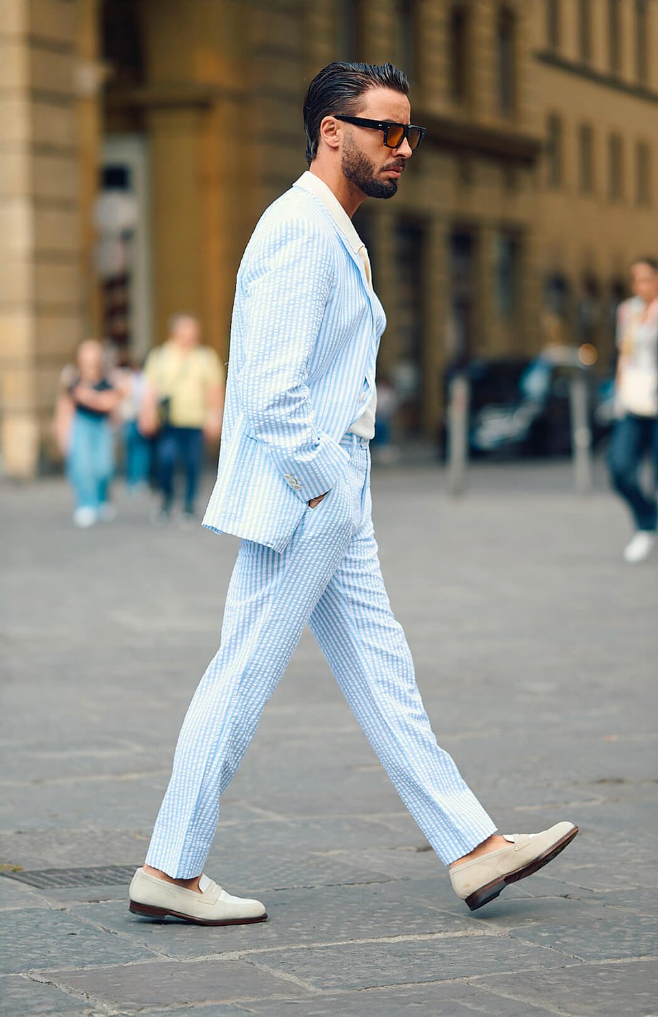 Traje cruzado sin forro azul pastel de seersucker / Mocasines antifaz en serraje y piel beige blanco Hockerty.