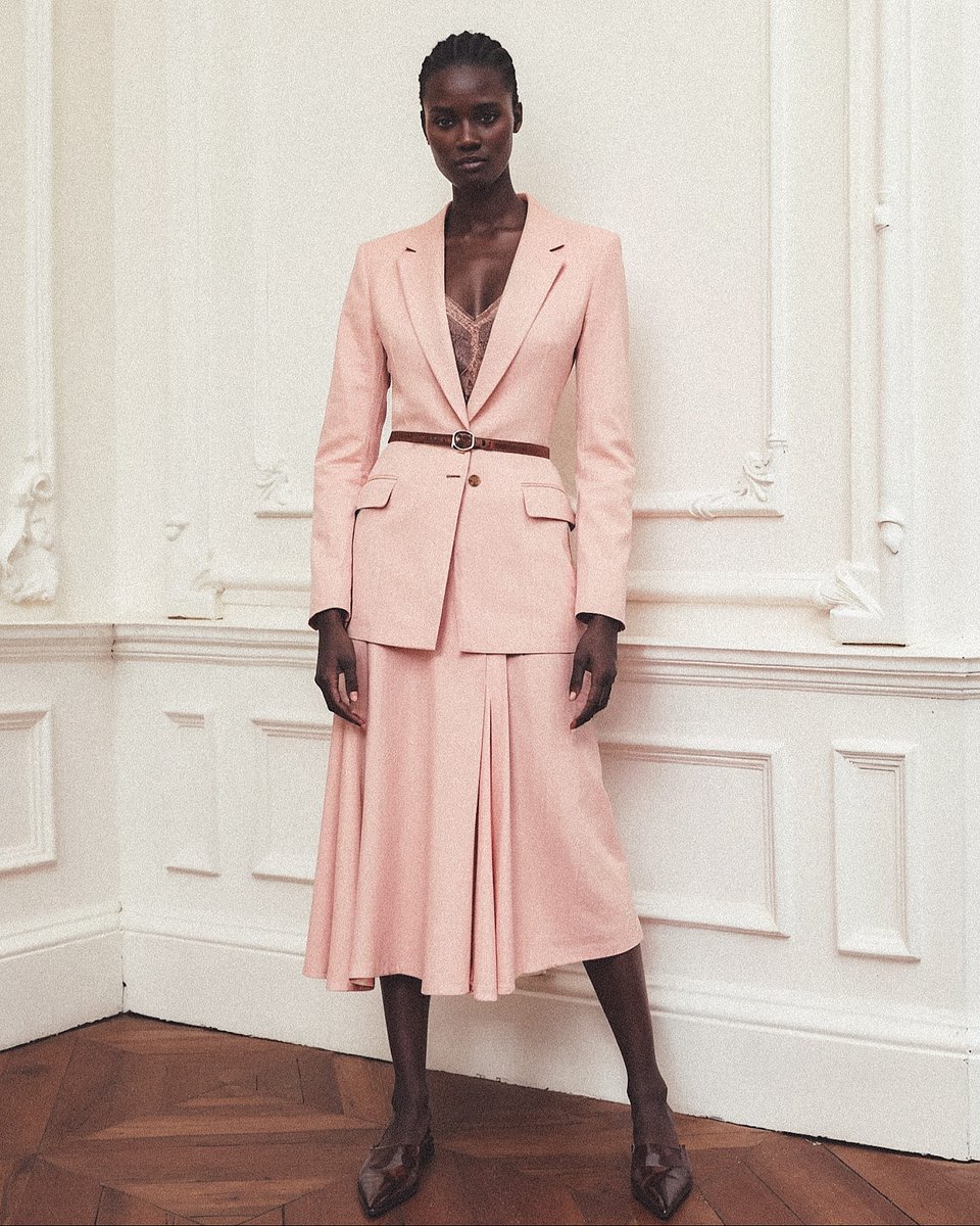 Traje falda midi con vuelo rosa pastel en mezcla lino Sumissura