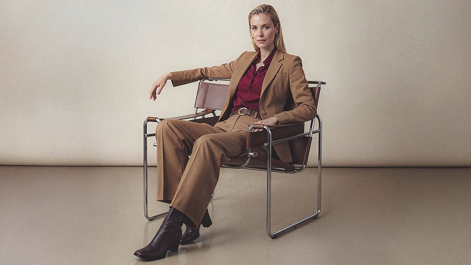Blazer de 1 botón elástica color camel edición limitada PVP 234 € / Blusa roja PVP 49 € / Pantalón ancho elástico camel PVP 119 € Sumissura