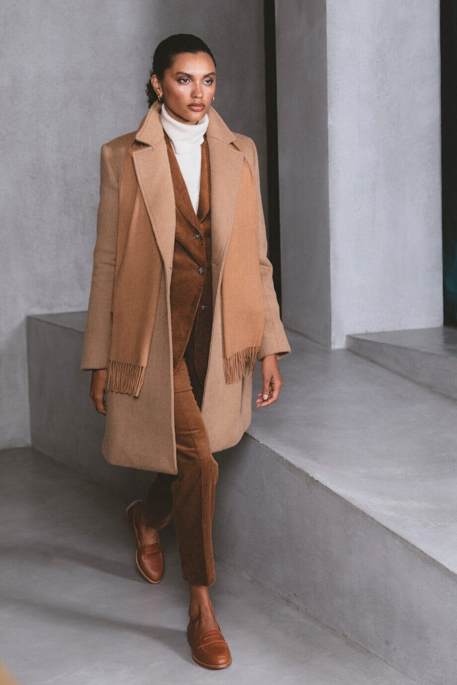 Trench de lana largo camel con solapas anchas PVP 269 € Sumissura