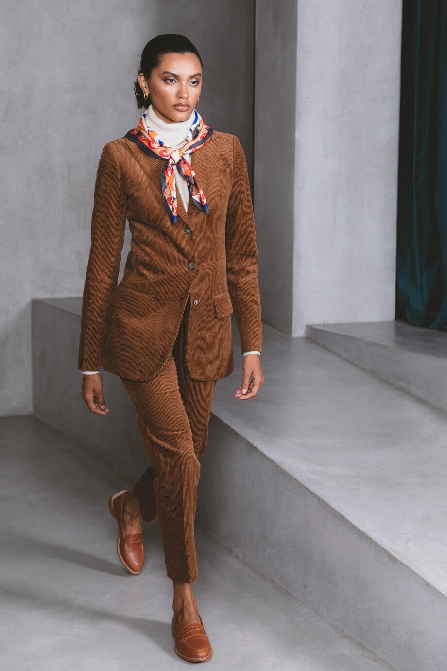 Blazer marrón de pana con solapa en pico PVP 189 € / Pantalón pitillo talle alto marrón de pana PVP 109 € Sumissura