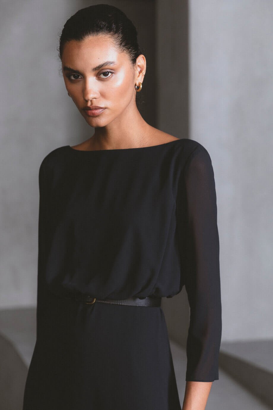 Vestido midi blusón negro cuello barco manga 3/4 PVP 169 € Sumissura