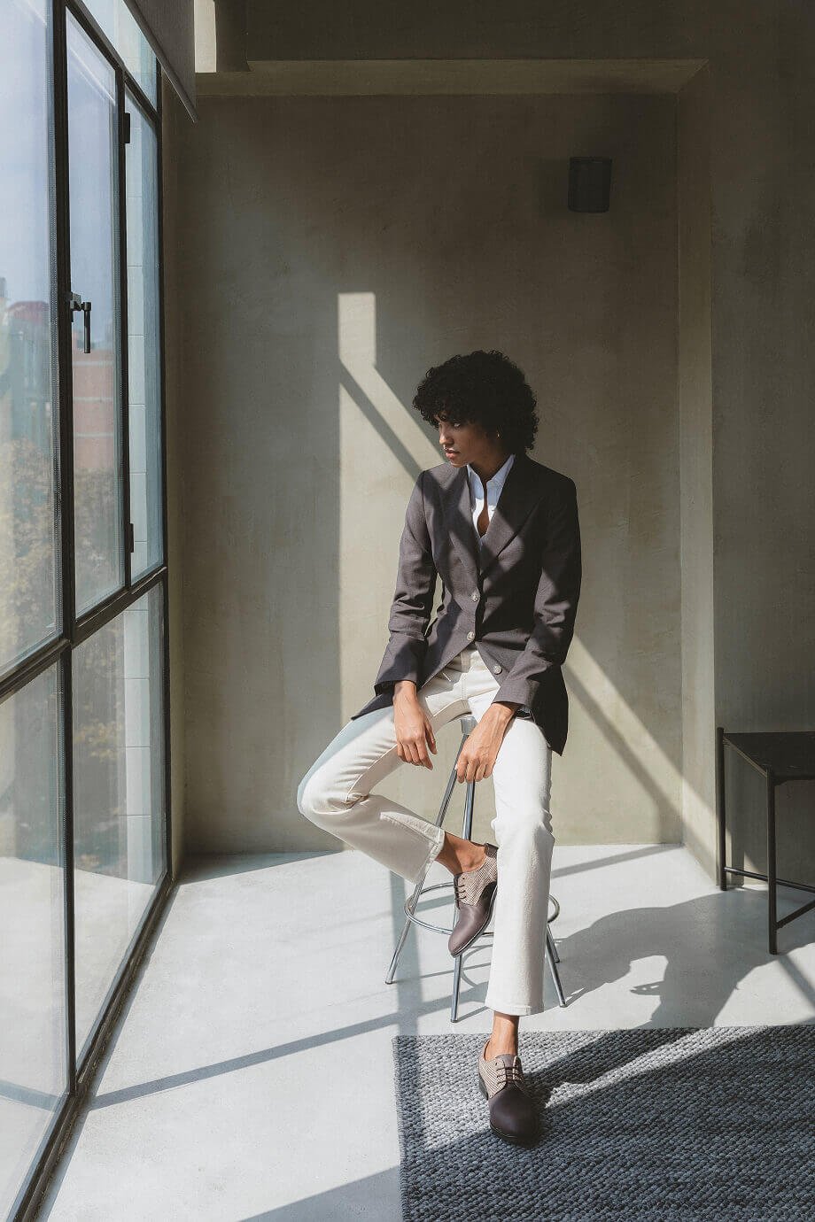 Blazer ligera antiarrugas elástica color marrón intenso PVP 289 € / Vaqueros boyfriend tobilleros crema PVP 99 €  /Camisa blanca de algodón de  vestir PVP 69 € Sumissura