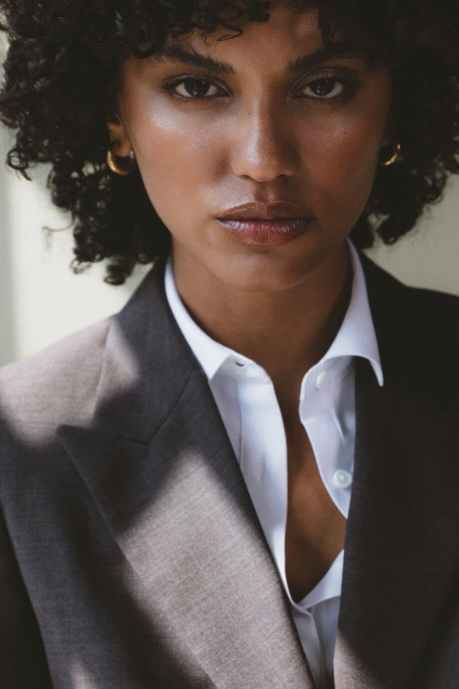 Blazer ligera antiarrugas elástica color marrón intenso PVP 289 € / Camisa blanca de algodón de vestir PVP 69 € Sumissura
