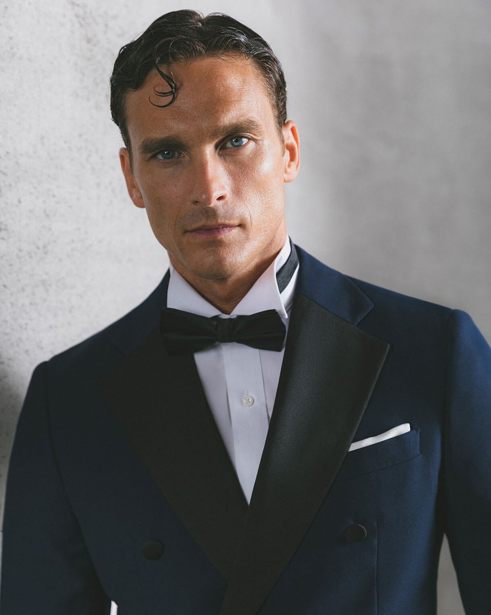 Navy blue essential tuxedo with a wide black lapel