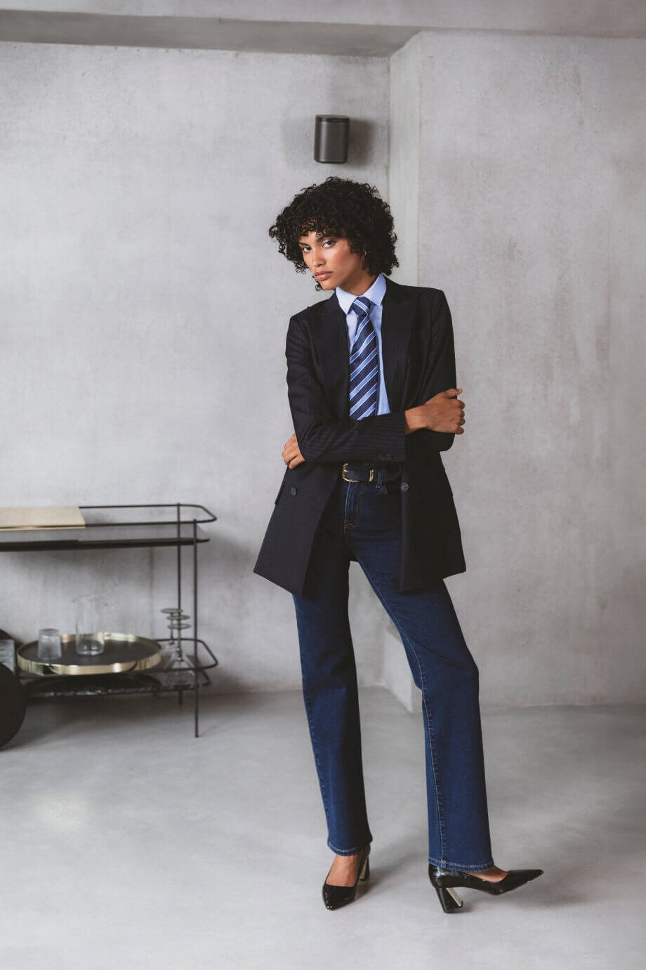 Blazer cruzada elástica color azul oscuro raya diplomática PVP 219 € / Jeans pata ancha azules PVP 119 € Blazer cruzada elástica color azul oscuro raya diplomática Sumissura  PVP 219 € / Camisa de vestir azul claro PVP 55 € Sumissura
