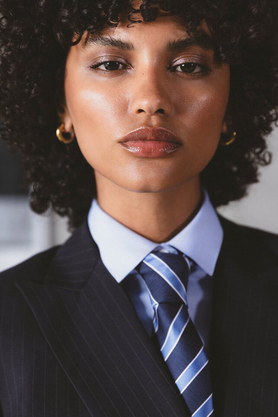 Blazer cruzada elástica color azul oscuro raya diplomática Sumissura  PVP 219 € / Camisa de vestir azul claro PVP 55 € Sumissura