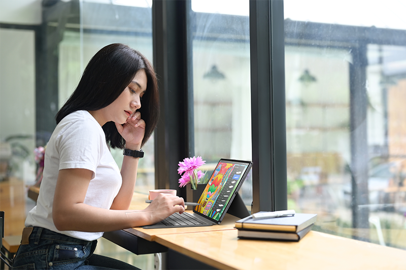 Acer-Iconia-X12_X12-M2_Lifestyle_02.png