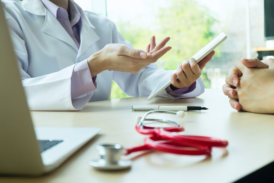 doctor-patient-are-discussing-something.jpg