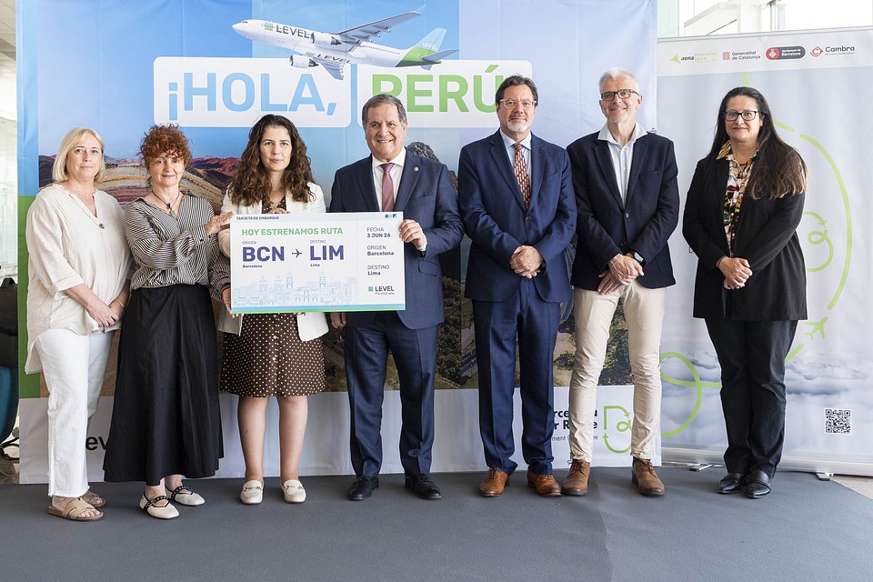 De izquierda a derecha: Rosalia Pont, Alianzas y Transformación de negocio de la Agència Catalana de Turisme; Vanessa Requena, Jefa de Gabinete del Aeropuerto Josep Tarradellas Barcelona-El Prat – AENA ; Lucía Adrover, Chief Commercial & Network Officer de LEVEL; Luis Carlos Antonio Iberico Núñez, Embajador del Perú en España; Luis Pablo Salamanca Castro, Cónsul del Perú en Barcelona; Jordi Candela, director general de Aeroports de Catalunya – Generalitat de Catalunya; Laura Soria, Cambra de Barcelona/Secretaria CDRA.