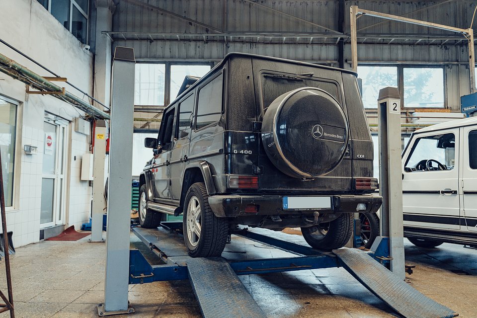 mercedes on car lift(1).jpg