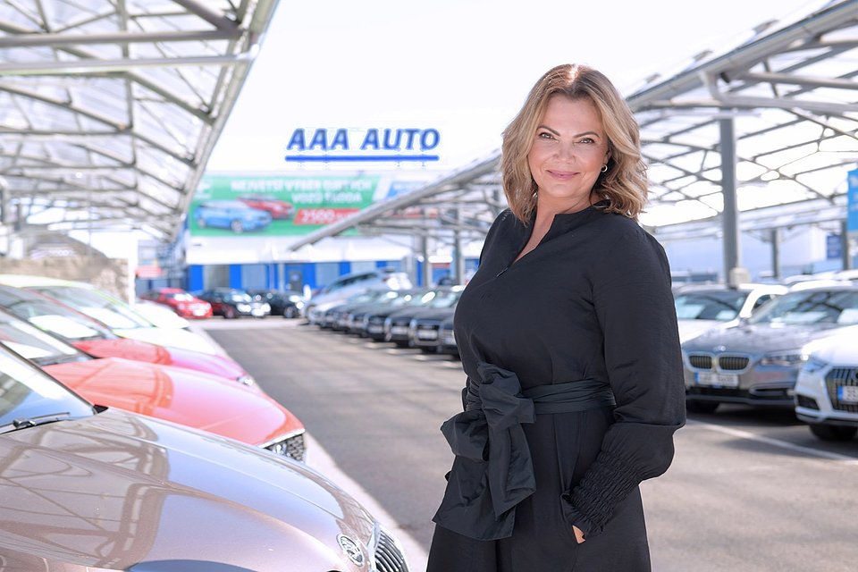 Karolína Topolová, Aures Holdings